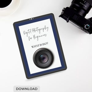 Op de afbeelding: Een digitale tablet met een blauwe rand toont een wit scherm met de tekst "Digital Photography for Beginners" en "What is ISO?" met een zwart en zilveren camera-objectiefafbeelding. De tekst "Download" is in grijs gedrukt op een witte knop onder de tablet.