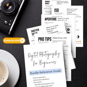 Op de afbeelding: Een digitale fotografiehandleiding voor beginners met een bundelreferentiegids die informatie bevat over diafragma, sluitertijd, ISO, professionele tips voor het hanteren van apparatuur en uitleg over handmatige modi. De handleiding is gedrukt op wit papier met zwarte tekst en een bergketenlogo.