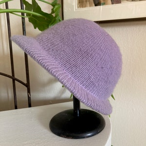 Vintage jaren &#39;80 violet paarse wollen bucket hat van Knit Country / gebreide paarse muts