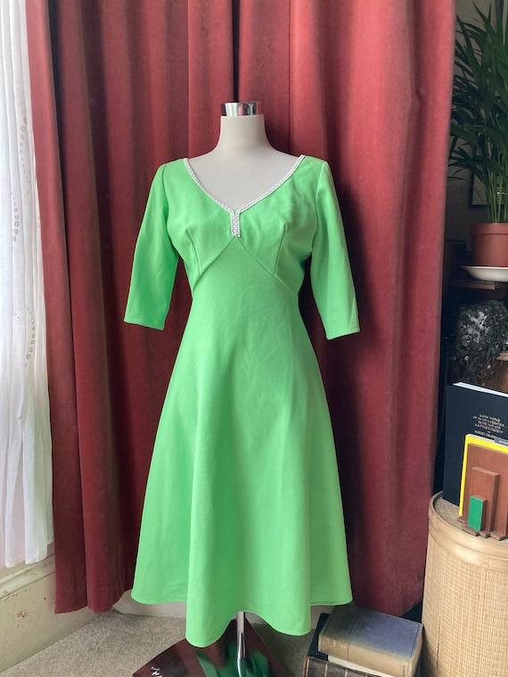 Green 70s dress / 60s 70s Mad Men-style bright gr… - image 1