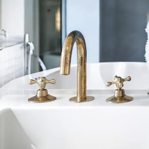 Grifo de baño de latón macizo sin lacar: lavabo de 3 orificios con montaje en encimera