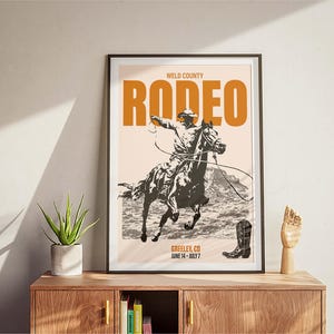 Pode incluir: Um p&ocirc;ster de estilo vintage que anuncia um rodeio no condado de Weld, Colorado. O p&ocirc;ster apresenta uma ilustra&ccedil;&atilde;o em preto e branco de um cowboy montando um cavalo selvagem. O texto "RODEO" est&aacute; em letras grandes de cor laranja. O p&ocirc;ster tamb&eacute;m inclui o texto "Greeley, CO June 14 - July 7".
