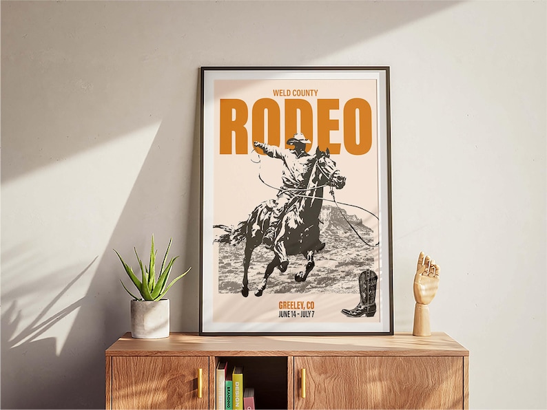 Pode incluir: Um p&ocirc;ster de estilo vintage que anuncia um rodeio no condado de Weld, Colorado. O p&ocirc;ster apresenta uma ilustra&ccedil;&atilde;o em preto e branco de um cowboy montando um cavalo selvagem. O texto "RODEO" est&aacute; em letras grandes de cor laranja. O p&ocirc;ster tamb&eacute;m inclui o texto "Greeley, CO June 14 - July 7".