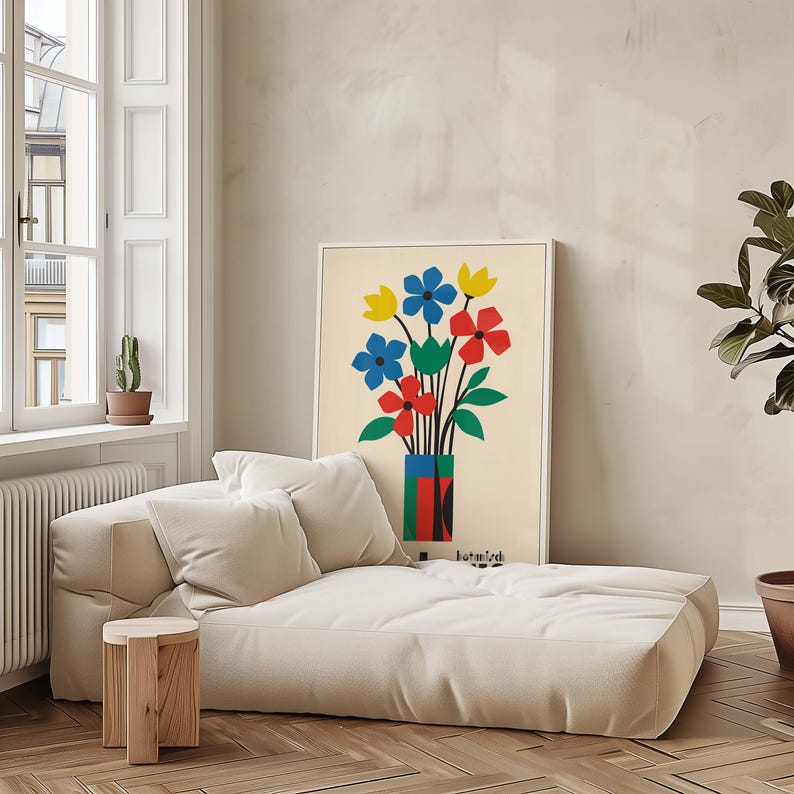 Pu&ograve; includere: Una stampa incorniciata di un arrangiamento floreale astratto colorato in un vaso. I fiori sono rossi, blu, gialli e verdi. Il vaso &egrave; rosso, verde e nero. La stampa &egrave; intitolata "hotmilk".