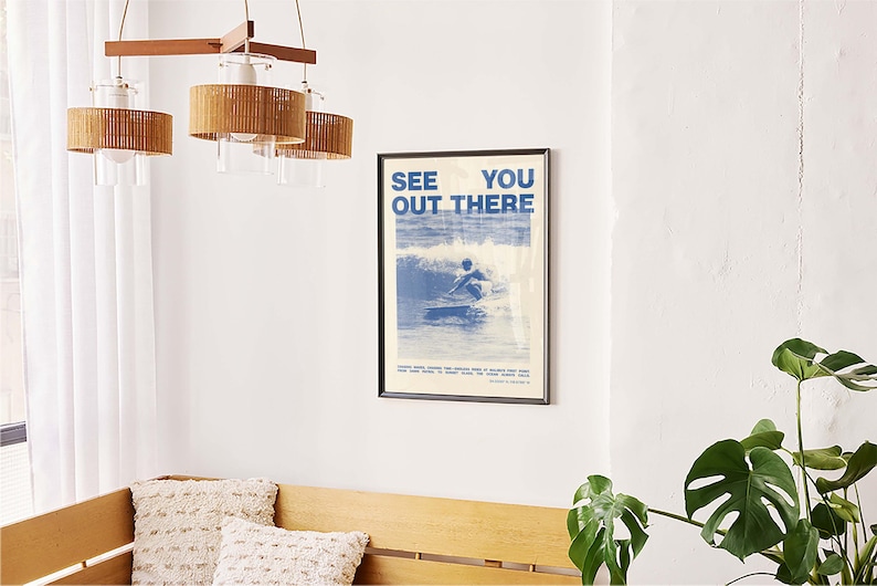 K&ouml;nnte beinhalten: Ein blaues und wei&szlig;es Poster mit dem Text "See You Out There" und einem Foto einer Person, die auf einer Welle surft.