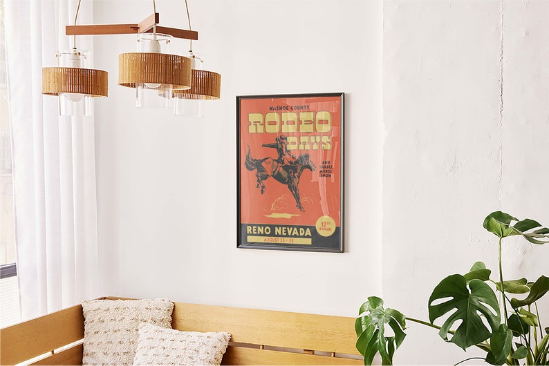 K&ouml;nnte beinhalten: Ein Vintage-Poster mit rotem Hintergrund und schwarzem und goldenem Text. Das Poster wirbt f&uuml;r ein Rodeo-Event in Reno, Nevada. Das Poster zeigt einen Cowboy, der ein wildes Pferd reitet. Der Text auf dem Poster lautet "Washoe County Rodeo Days" und "Reno Nevada August 23-28".