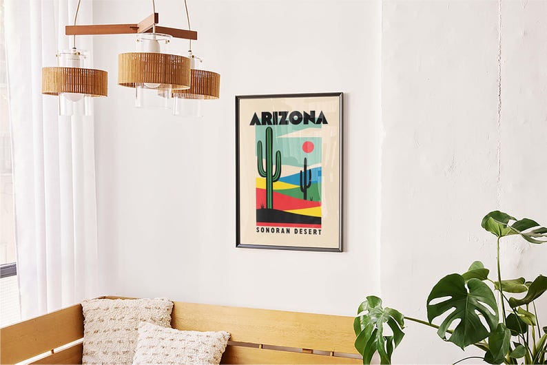 Może przedstawiać: Ramka z plakatem w retro stylu przedstawiającym zielony kaktus i tekst "Arizona Sonoran Desert". Plakat ma kolorystykę niebieską, zieloną, czerwoną, ż&oacute;łtą i czarną.
