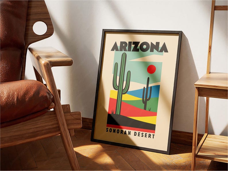 Może przedstawiać: Ramka z plakatem w retro stylu przedstawiającym duży zielony kaktus i mniejszy kaktus na pustyni Sonora. Plakat zawiera tekst "Arizona" i "Sonoran Desert" czarnymi literami.