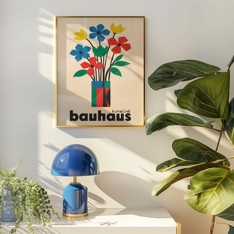 Pu&ograve; includere: Un poster incorniciato con un'illustrazione colorata di un mazzo di fiori in un vaso. Il poster ha il testo "botanisch bauhaus" in lettere nere.