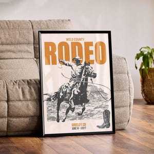 Pode incluir: Um p&ocirc;ster de estilo vintage anunciando um rodeio do condado de Weld em Greeley, CO. O p&ocirc;ster apresenta um cowboy montando um bronco selvagem com a palavra "RODEO" em letras grandes de cor laranja.