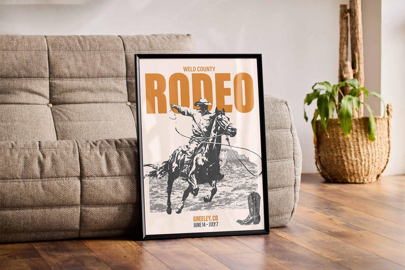 Pode incluir: Um p&ocirc;ster de estilo vintage anunciando um rodeio do condado de Weld em Greeley, CO. O p&ocirc;ster apresenta um cowboy montando um bronco selvagem com a palavra "RODEO" em letras grandes de cor laranja.