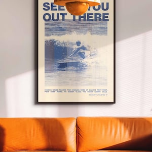 K&ouml;nnte beinhalten: Ein Vintage-Poster mit dem Text "See You Out There" in blauer Schrift. Das Poster zeigt einen Surfer, der auf einer Welle am Malibu's First Point, Kalifornien, reitet. Das Poster enth&auml;lt die Koordinaten 34.0330&deg; N, 118.6786&deg; W.