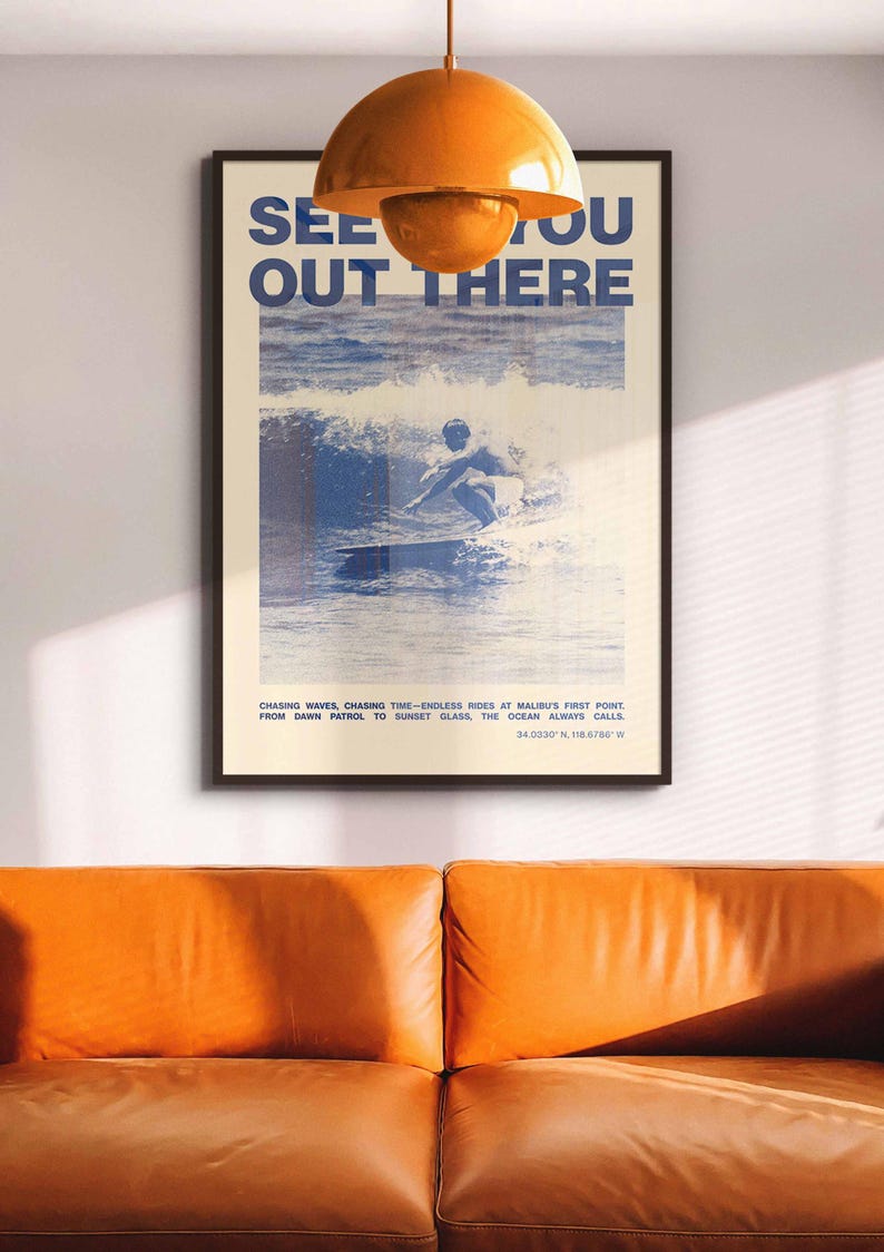 K&ouml;nnte beinhalten: Ein Vintage-Poster mit dem Text "See You Out There" in blauer Schrift. Das Poster zeigt einen Surfer, der auf einer Welle am Malibu's First Point, Kalifornien, reitet. Das Poster enth&auml;lt die Koordinaten 34.0330&deg; N, 118.6786&deg; W.