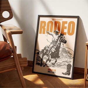 Pode incluir: Um p&ocirc;ster de estilo vintage que anuncia um rodeio no condado de Weld, Colorado. O p&ocirc;ster apresenta uma ilustra&ccedil;&atilde;o em preto e branco de um cowboy montando um cavalo que se debate. O texto do p&ocirc;ster diz "WELD COUNTY RODEO GREELEY, CO JUNE 14 - JULY 7".