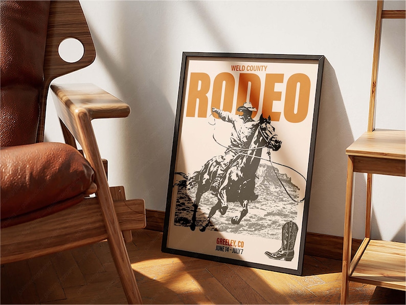 Pode incluir: Um p&ocirc;ster de estilo vintage que anuncia um rodeio no condado de Weld, Colorado. O p&ocirc;ster apresenta uma ilustra&ccedil;&atilde;o em preto e branco de um cowboy montando um cavalo que se debate. O texto do p&ocirc;ster diz "WELD COUNTY RODEO GREELEY, CO JUNE 14 - JULY 7".