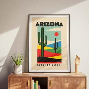 Może przedstawiać: Plakat w stylu retro z tekstem "Arizona Sonoran Desert" i graficzną ilustracją dw&oacute;ch zielonych kaktus&oacute;w na tle kolorowego krajobrazu pustynnego.