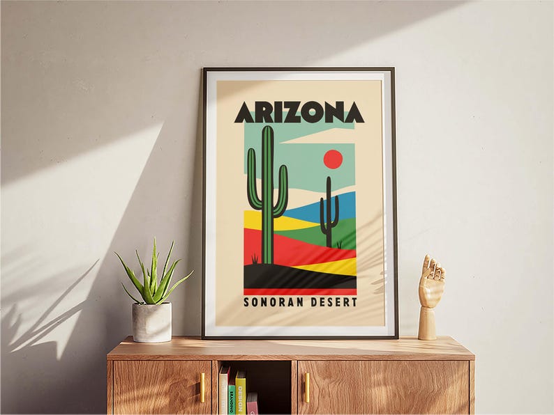 Może przedstawiać: Plakat w stylu retro z tekstem "Arizona Sonoran Desert" i graficzną ilustracją dw&oacute;ch zielonych kaktus&oacute;w na tle kolorowego krajobrazu pustynnego.
