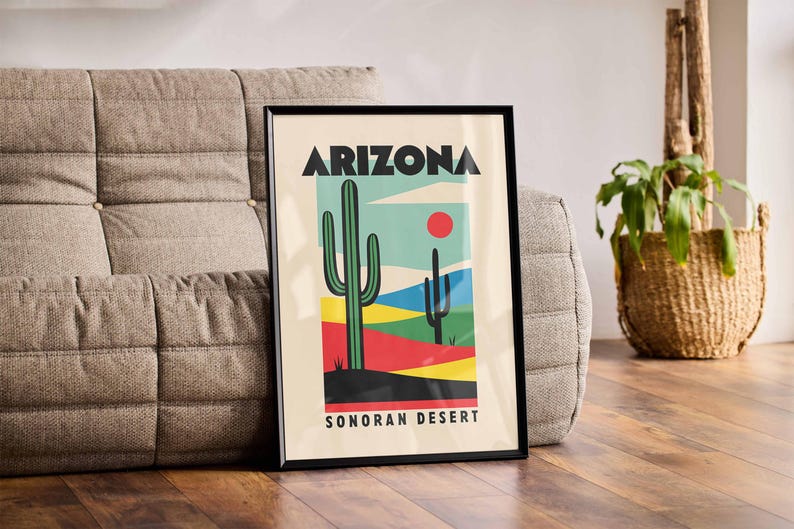 Może przedstawiać: Czarny plakat w ramie z kolorową ilustracją pustynnego krajobrazu. Plakat zawiera napis "Arizona Sonoran Desert" i przedstawia duży zielony kaktus oraz mniejszy kaktus w tle.