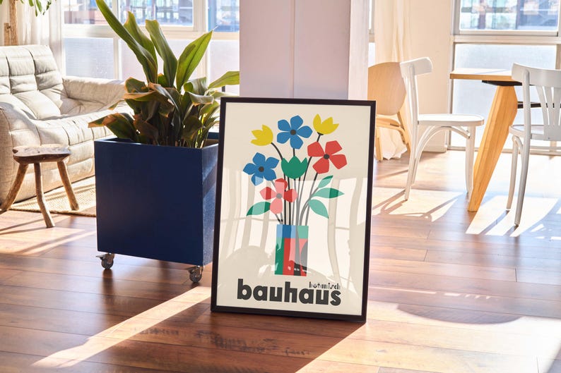 Pu&ograve; includere: Un poster incorniciato con un'illustrazione colorata di un mazzo di fiori in un vaso. Il vaso &egrave; composto da forme geometriche colorate. Il poster ha il testo "bauhaus" in basso.