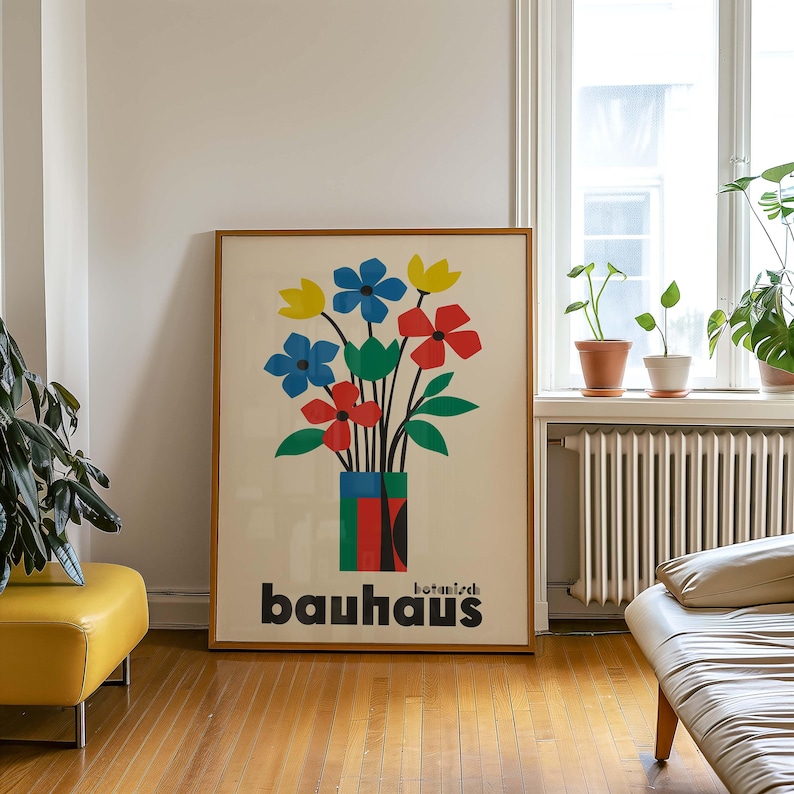 Pu&ograve; includere: Un poster incorniciato con un'illustrazione colorata di fiori in un vaso. Il poster &egrave; intitolato "botanisch bauhaus" e utilizza i colori rosso, blu, giallo e verde.