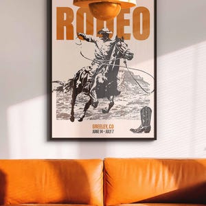 Pode incluir: Um cartaz de estilo vintage que anuncia um rodeio em Greeley, Colorado. O cartaz apresenta uma ilustra&ccedil;&atilde;o em preto e branco de um cowboy montando um cavalo, com a palavra "RODEO" em letras grandes e em negrito. O cartaz tamb&eacute;m inclui as datas "JUNE 14 - JULY 7".
