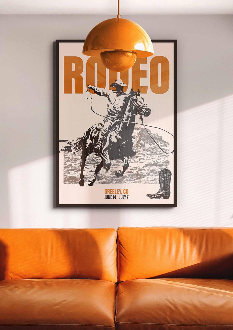 Pode incluir: Um cartaz de estilo vintage que anuncia um rodeio em Greeley, Colorado. O cartaz apresenta uma ilustra&ccedil;&atilde;o em preto e branco de um cowboy montando um cavalo, com a palavra "RODEO" em letras grandes e em negrito. O cartaz tamb&eacute;m inclui as datas "JUNE 14 - JULY 7".