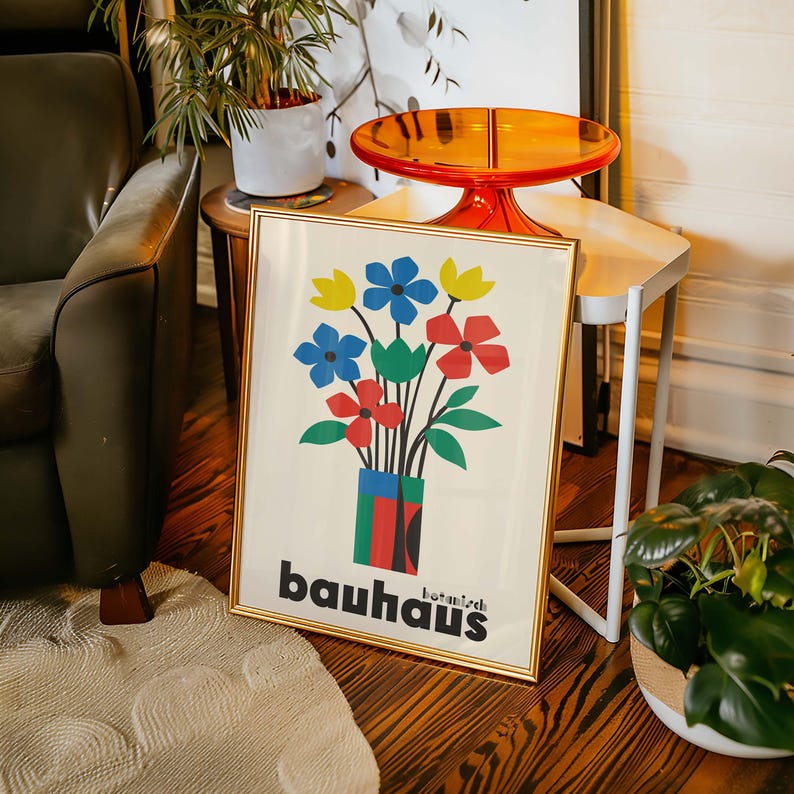 Pu&ograve; includere: Un poster incorniciato con un'illustrazione colorata di un mazzo di fiori in un vaso. Il poster ha il testo "bauhaus botanisch" in basso.