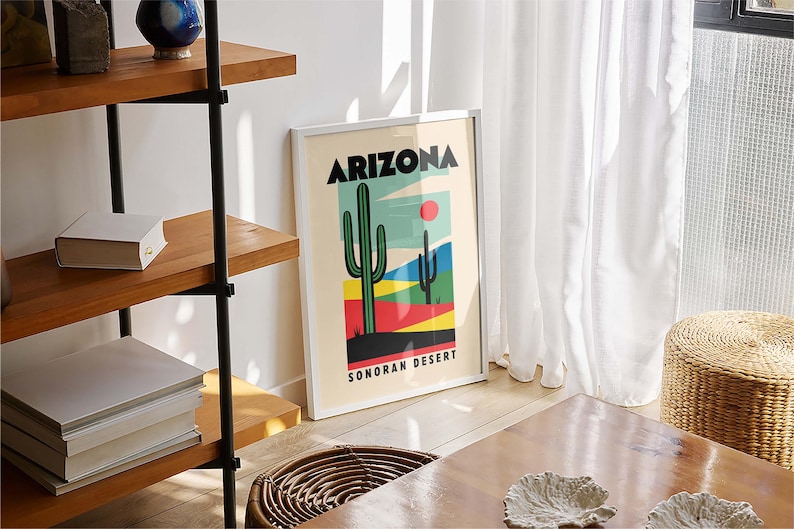 Może przedstawiać: Biały plakat w ramie z tekstem "Arizona Sonoran Desert" i kolorową ilustracją kaktusa z czerwonym słońcem w tle.
