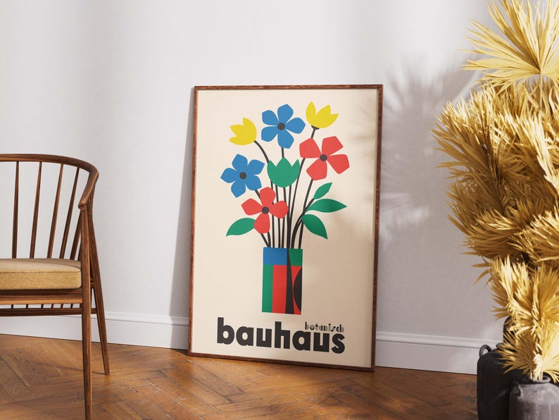 Pu&ograve; includere: Un poster incorniciato con un'illustrazione colorata di un mazzo di fiori in un vaso. I fiori sono rossi, blu, gialli e verdi. Il testo "bauhaus botanisch" &egrave; in fondo al poster.