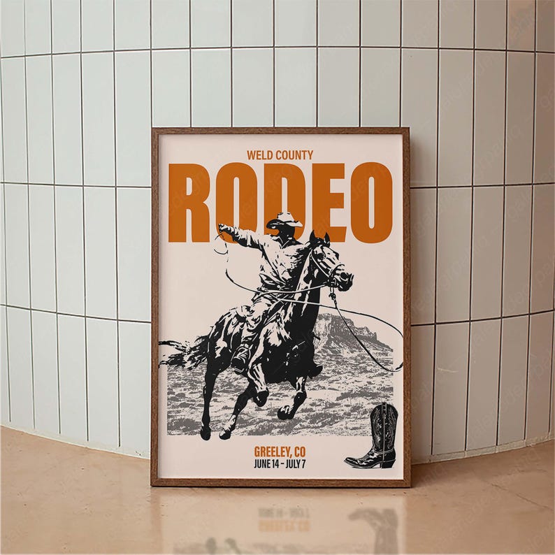 Pode incluir: Um cartaz de estilo vintage anunciando um rodeio no condado de Weld, Colorado. O cartaz apresenta uma ilustra&ccedil;&atilde;o em preto e branco de um cowboy montando um cavalo, com a palavra "RODEO" em letras laranja. O texto na parte inferior diz "Greeley, CO 14 de junho - 7 de julho."