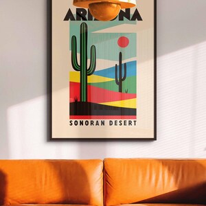 Może przedstawiać: Ramka z plakatem w stylu retro przedstawiającym pustynny krajobraz z dwoma zielonymi kaktusami i tekstem "ARIZONA SONORAN DESERT".