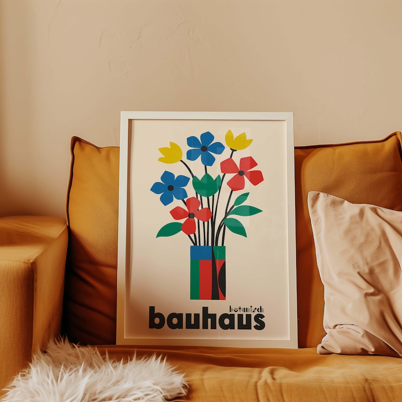 Pu&ograve; includere: Una stampa incorniciata con un design geometrico colorato di fiori in un vaso. La stampa ha il testo "botanisch bauhaus" in basso.
