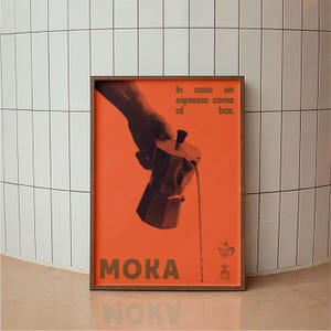 Puede incluir: Un póster enmarcado con fondo naranja presenta una ilustración de cafetera y la palabra "MOKA" en letras marrones. El póster también incluye texto italiano y una mano vertiendo café. El marco es marrón.