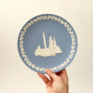 Limited Edition Jasperware Wedgewood Christmas Plate 1970 Dual Colored 8" w/ Original box