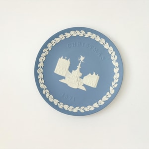 Limited Edition Jasperware Wedgewood  Picadilly Circus 1971 Dual Colored 8" Christmas Plate w/ Original box