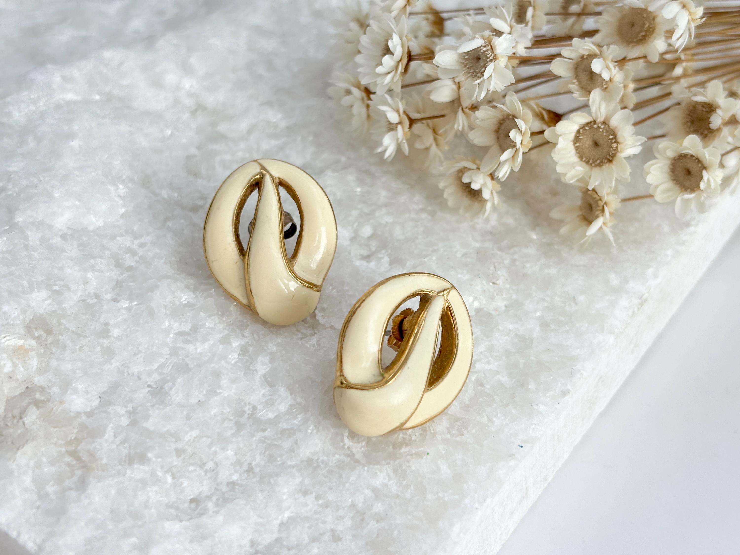 Boucles D'oreilles Clous Dorés Email Blanc Cassé Monet - Occasion Bon état - Marque Vintage