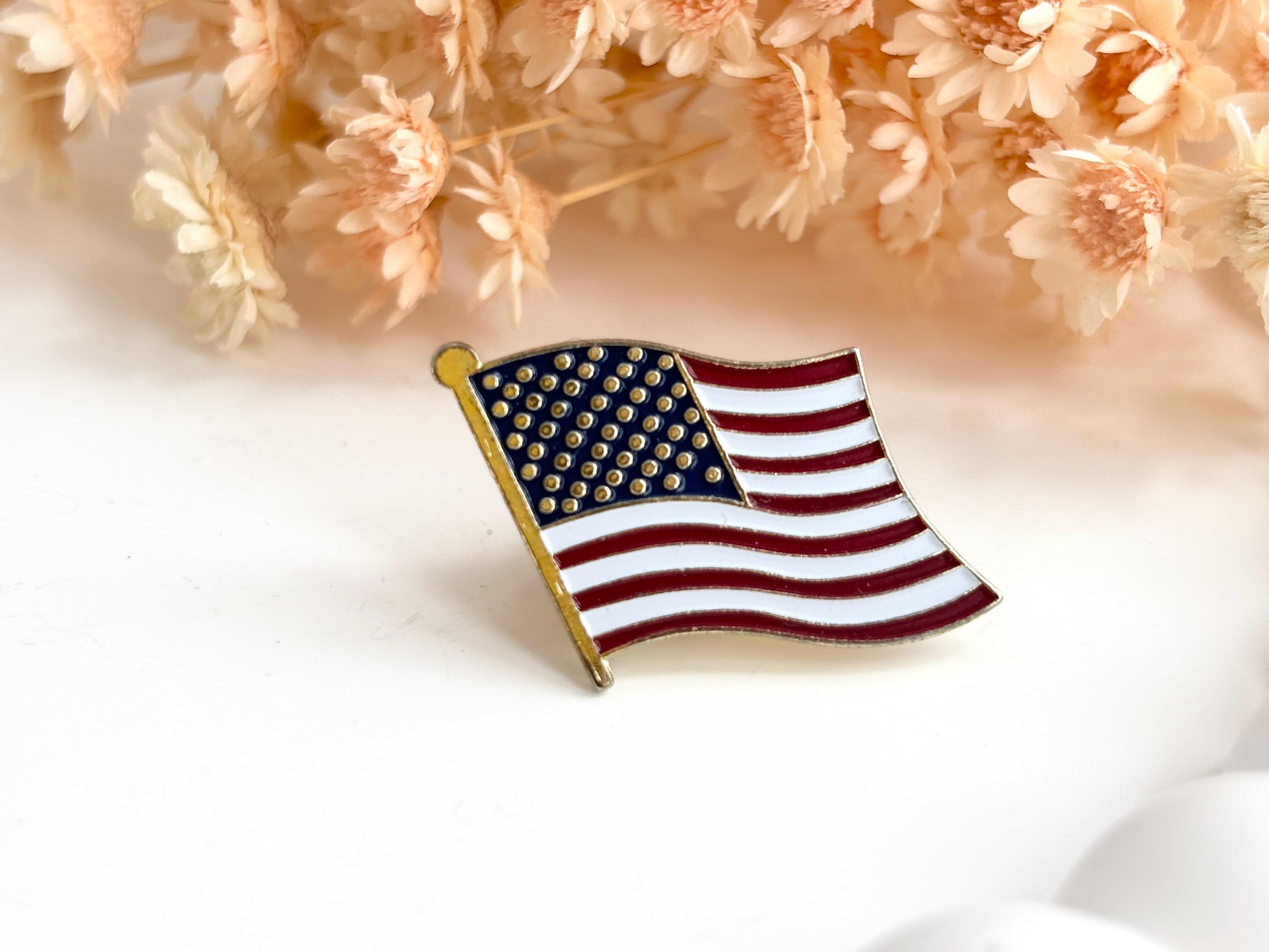 Pronto Uomo American Flag Lapel Pin At Hamilton Place In Chattanooga, TN - Foto 8