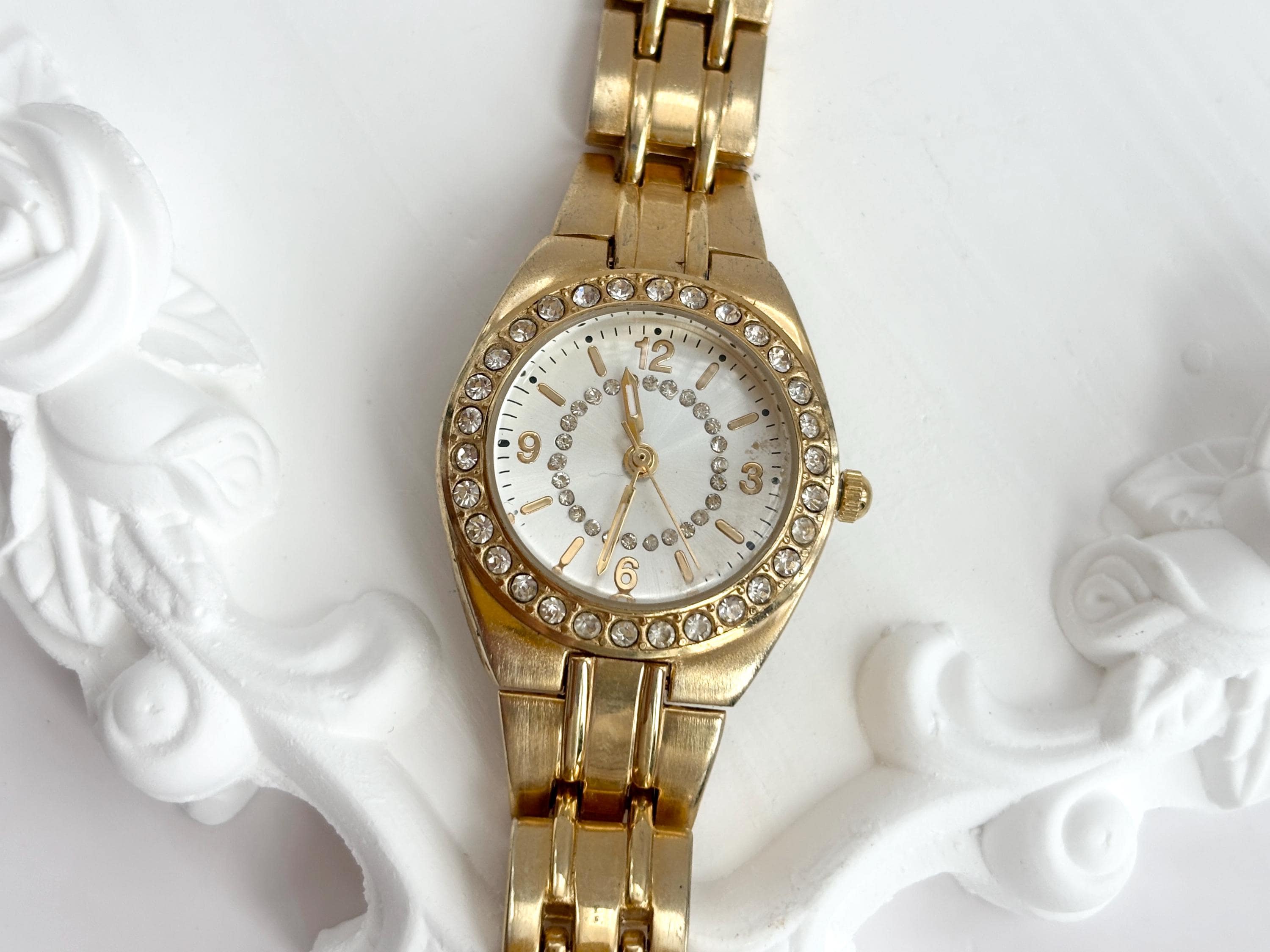 ゴールドトーンのラインストーンアクセント付きヴィンテージラウンド