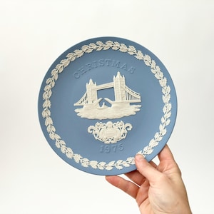 Limited Edition Tower Bridge Jasperware Wedgewood 1975 8" Christmas Plate w/ Original box