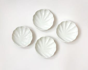Juego de 4 platos de cerámica con forma de concha marina, estilo náutico vintage, ideales para guardar objetos, anillos o como cuencos decorativos.