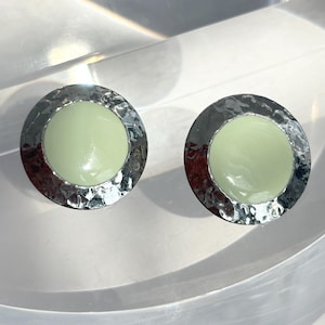 Vintage Silber & Grün getönte Gehämmerte Runden 80er Jahre Statement Retro Ohrstecker - 2,8 cm