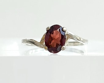 Anillo minimalista solitario vintage de plata de ley 925 con gema talla ovalada y montura tipo bypass, engaste tipo bypass - talla 6.25