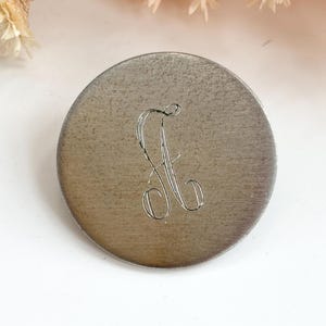 Broche vintage redondo con monograma de la letra "A" en tono plateado