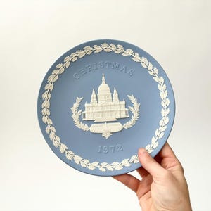 Limited Edition Jasperware Wedgewood St Paul's Cathedral 1972 Dual Colored 8" Christmas Plate w/ Original box
