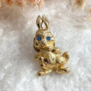 Petit lapin | lièvre texturé vert figuratif strass minuscule vintage mignon broche bijoux fantaisie | Épinglette