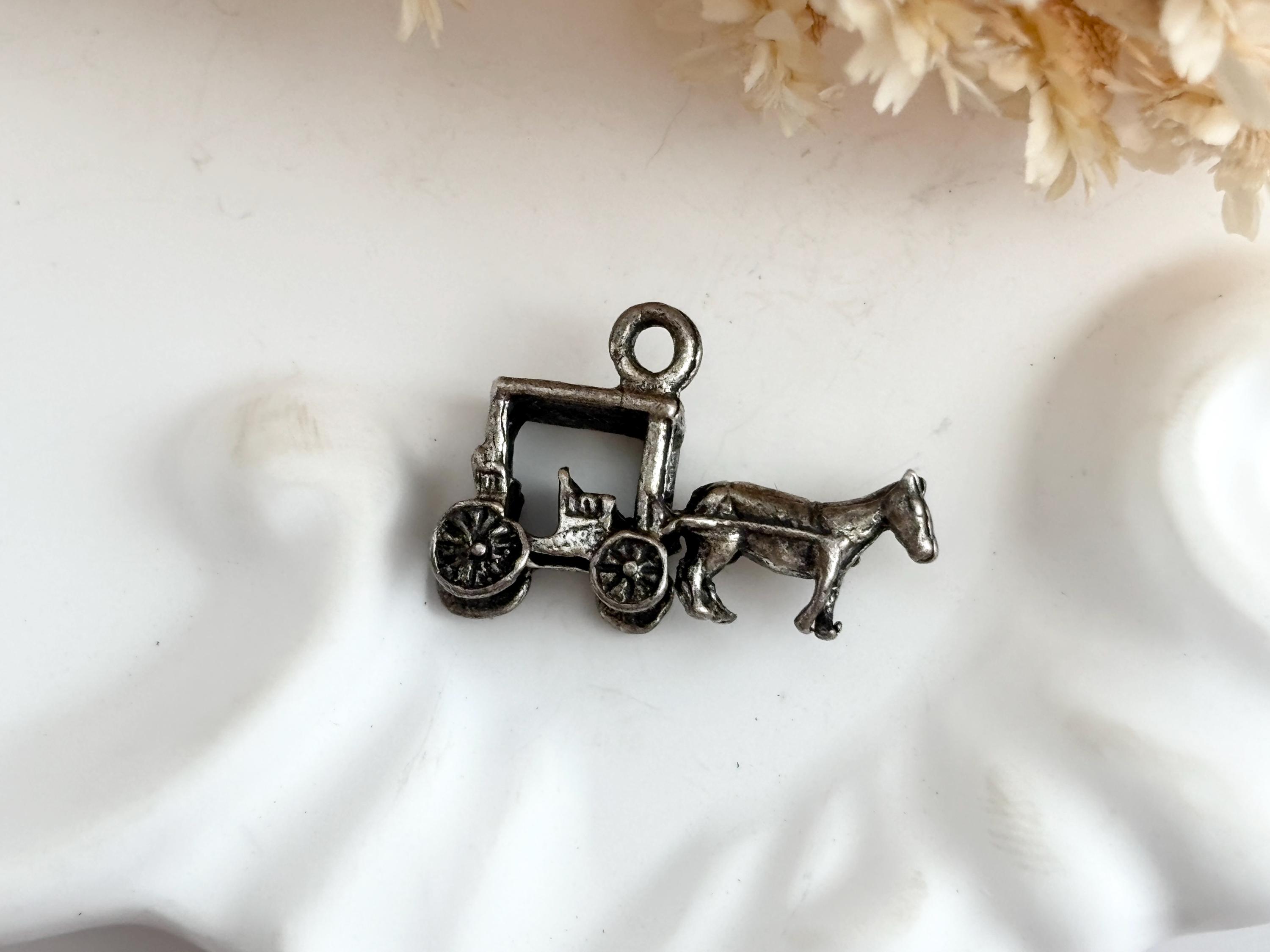 馬と馬車の手彫り925スターリングシルバー製、小さなフィギュアが
