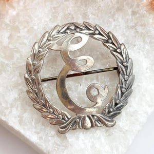 Broche pequeño texturizado modernista con inicial de monograma de letra "E" con corona acentuada en plata esterlina