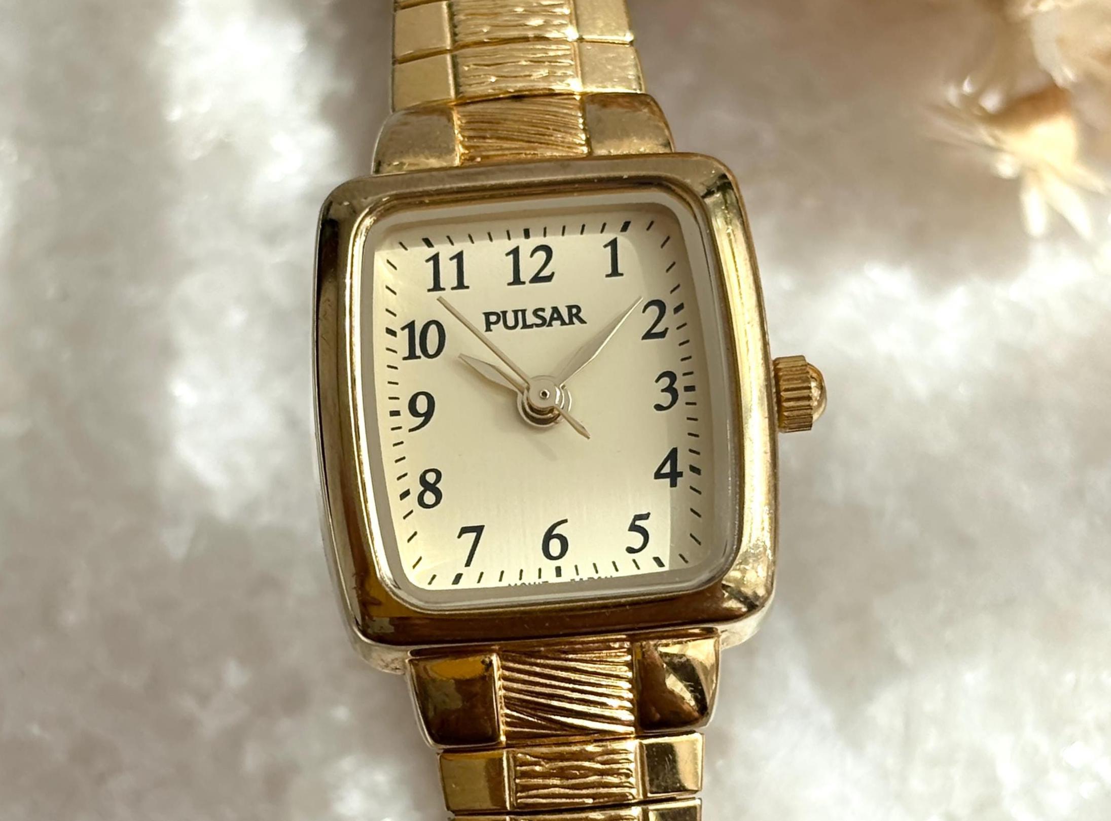 Pulsar V811-X055 Water Resistant Square Bezel Stretch Style Gold