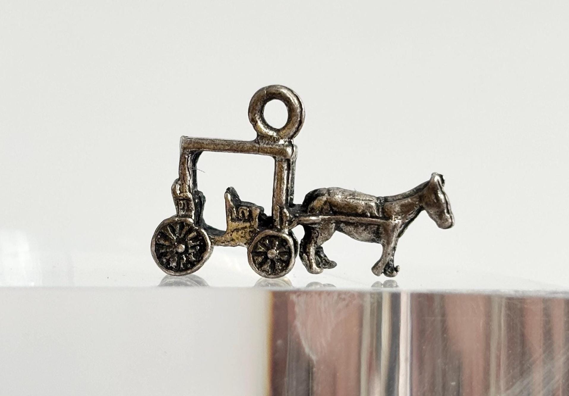 馬と馬車の手彫り925スターリングシルバー製、小さなフィギュアが