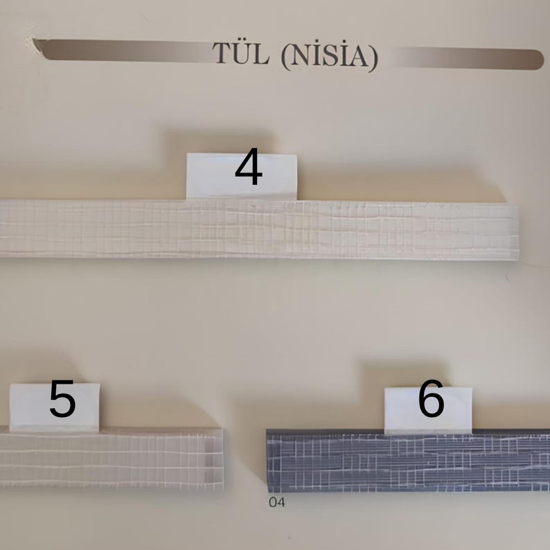 Puede incluir: La imagen muestra tres muestras de molduras texturizadas, etiquetadas como 4, 5 y 6. Las molduras son en tonos blanco, beige y gris. El texto "T&Uuml;L (NİSİA)" est&aacute; en la parte superior. Las muestras rectangulares parecen ser para la decoraci&oacute;n del hogar.